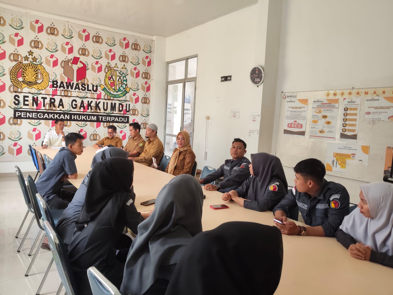 Ketua Bawaslu Muba, Beri Pirmansa bersama jajaran sekretariat menyambut kedatangan PNS yang diperbantukan oleh Pemda Musi Banyuasin pada Senin (23/02/2026).