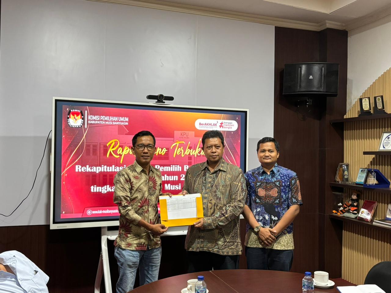 Ketua dan Anggota Bawaslu Kabupaten Musi Banyuasin, Beri Pirmansa dan Teguh Prihatin bersama Ketua KPU Kabupaten Musi Banyuasin, M. SIgit Nugroho di Kantor KPU Musi Banyuasin pada hari Kamis, (02/04/2026).