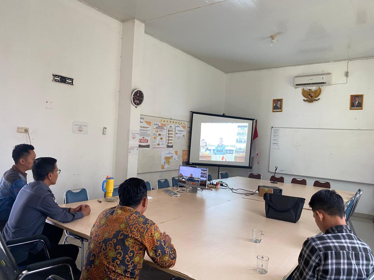 Beri Pirmansa dan jajaran staf mengikuti zoom HUT Bawaslu ke-18 di Kantor Bawaslu Kabupaten Musi Banyuasin, pada Kamis, (09/04/2026).