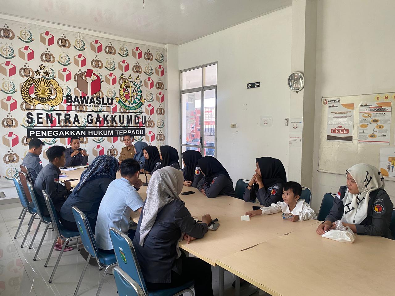 Kepala Sekretriat dan Jajaran dalam briefing bulanan di Kantor Bawaslu Kabupaten Musi Banyuasin pada Hari Senin, (06/04/2026).