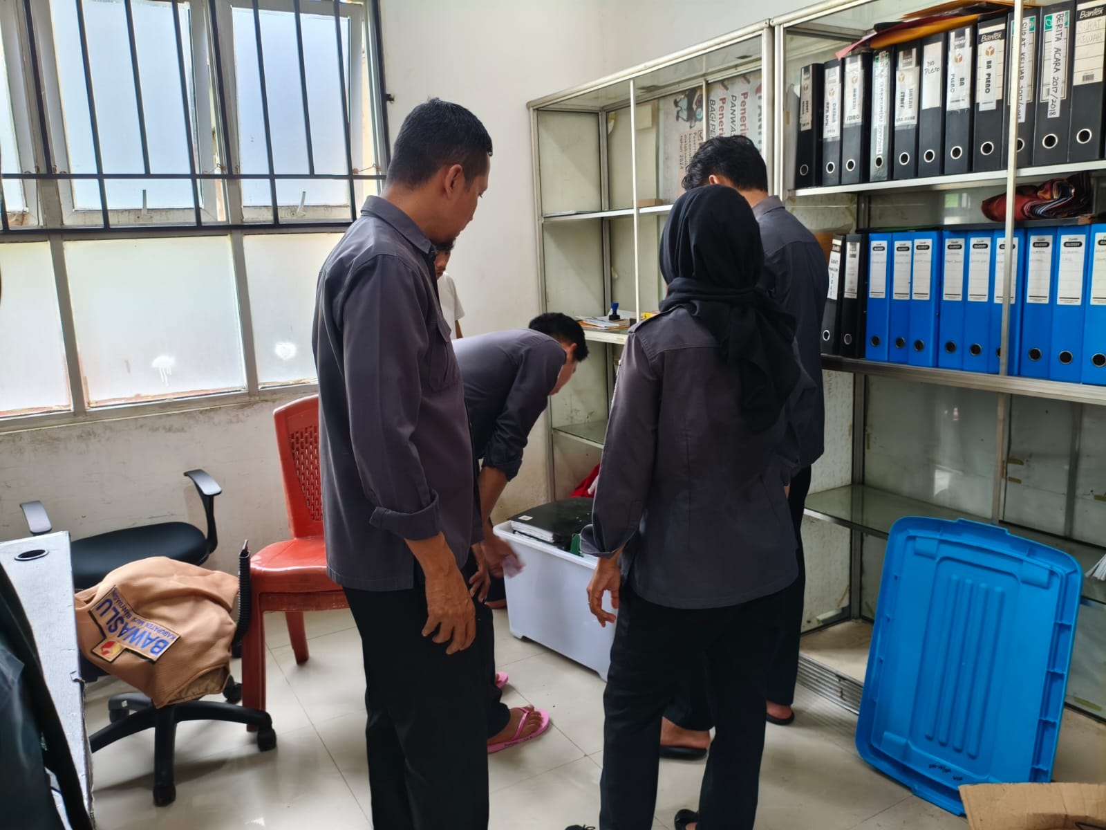 Kepala Sekretriat mengajak seluruh jajaran sekretariat Bawaslu Kabupaten Musi Banyuasin untuk gotong royong bersama pada Selasa, (10/04/2026)