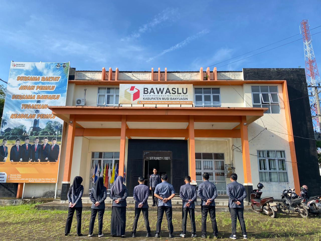 Mohammad Lucky Novriansyah bertindak selaku pembina apel bersama Jajaran Staf Bawaslu Kabupaten Musi Banyuasin pada Hari Senin (13/04/2026).