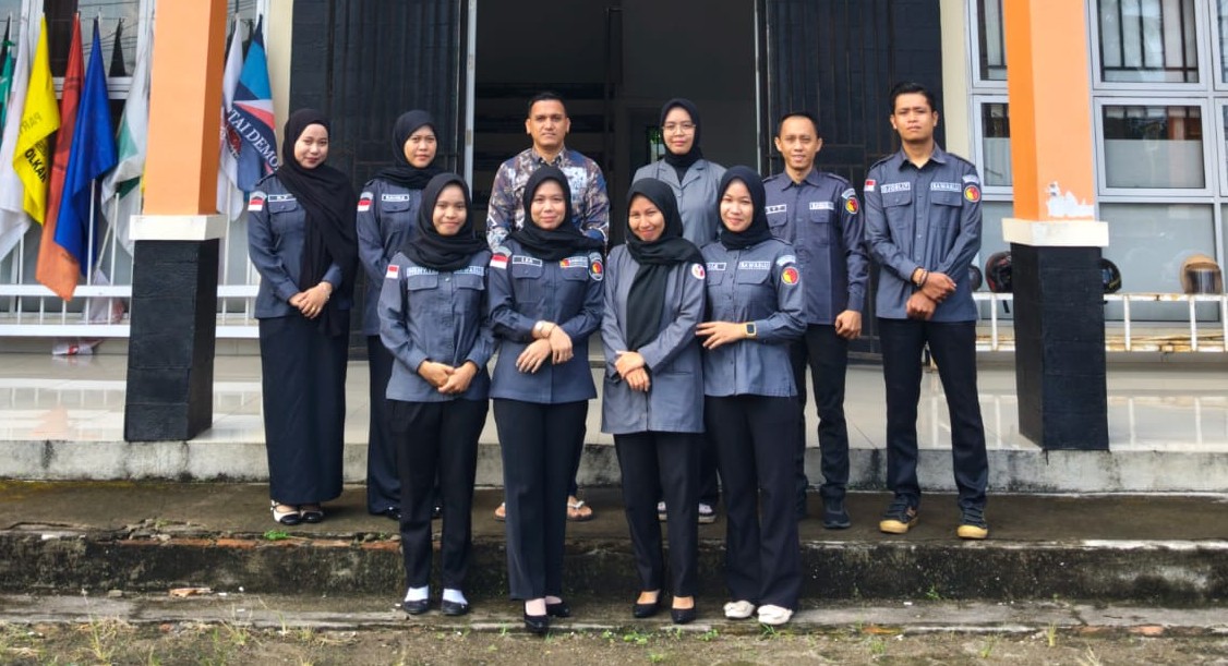 Rico Roberto selaku Anggota, Endah Kusuma Wardhani selaku Kasubag Administrasi bersama seluruh jajaran sekretariat Bawaslu Kabupaten Musi Banyuasin melaksanakan Apel Pagi Senin Rutin pada Senin (11/05/2026).
