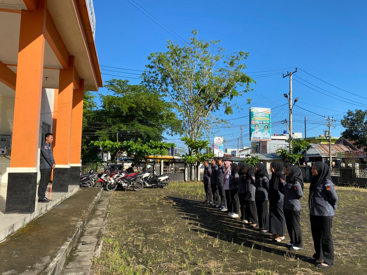 Apel Senin Pagi Rutin dilaksanakan oleh Mohommad Lucky Novriansyah selaku Kasubbag Pengawasan Pemilu dan Humas bersama seluruh jajaran staf Sekretariat Bawaslu Kabupaten Musi Banyuasin pada Hari Senin (18/05/2026).