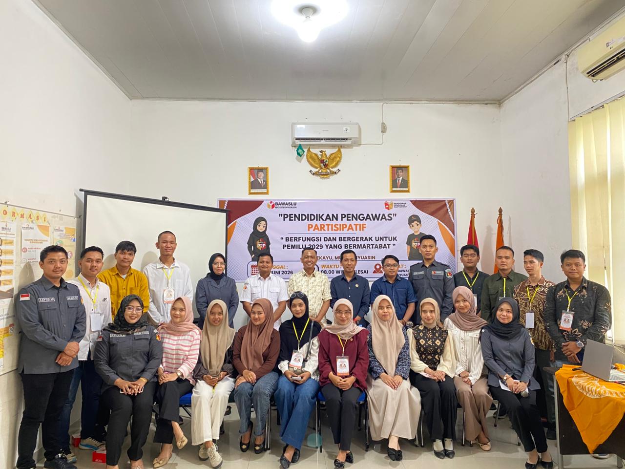 Foto bersama seluruh peserta Pendidikan Pengawas Partisipatif di Kantor Sekretariat Bawaslu Kabupaten Musi Banyuasin pada Hari Selasa (09/06/2026).