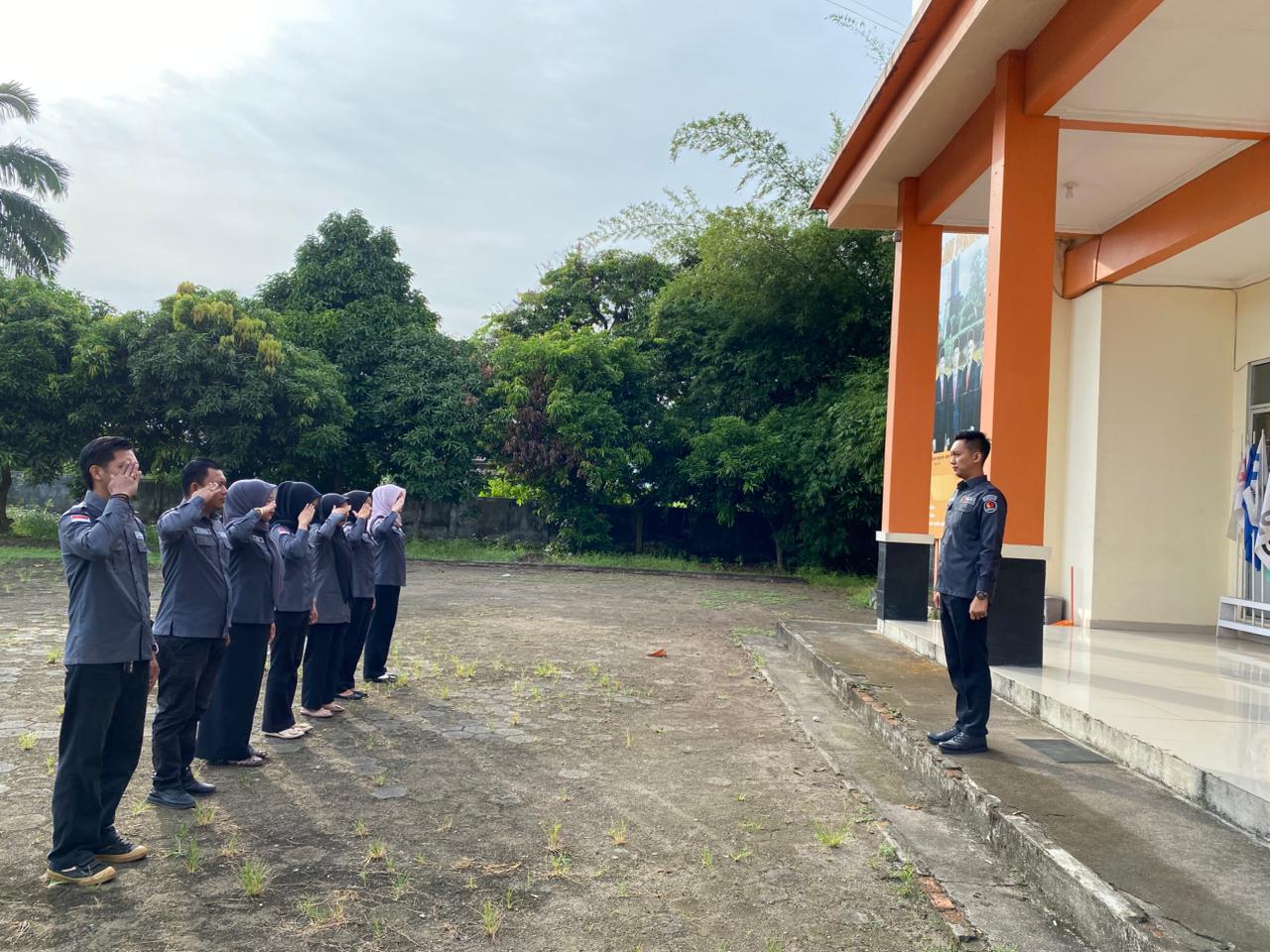 Apel Pagi Rutin Kasubbag Pengawasan Pemilu dan Humas bersama jajaran staf Sekretariat Bawaslu Kabupaten Musi Banyuasin pada Hari Senin (15/06/2026) di Kantor Bawaslu Kabupaten Musi Banyuasin. 