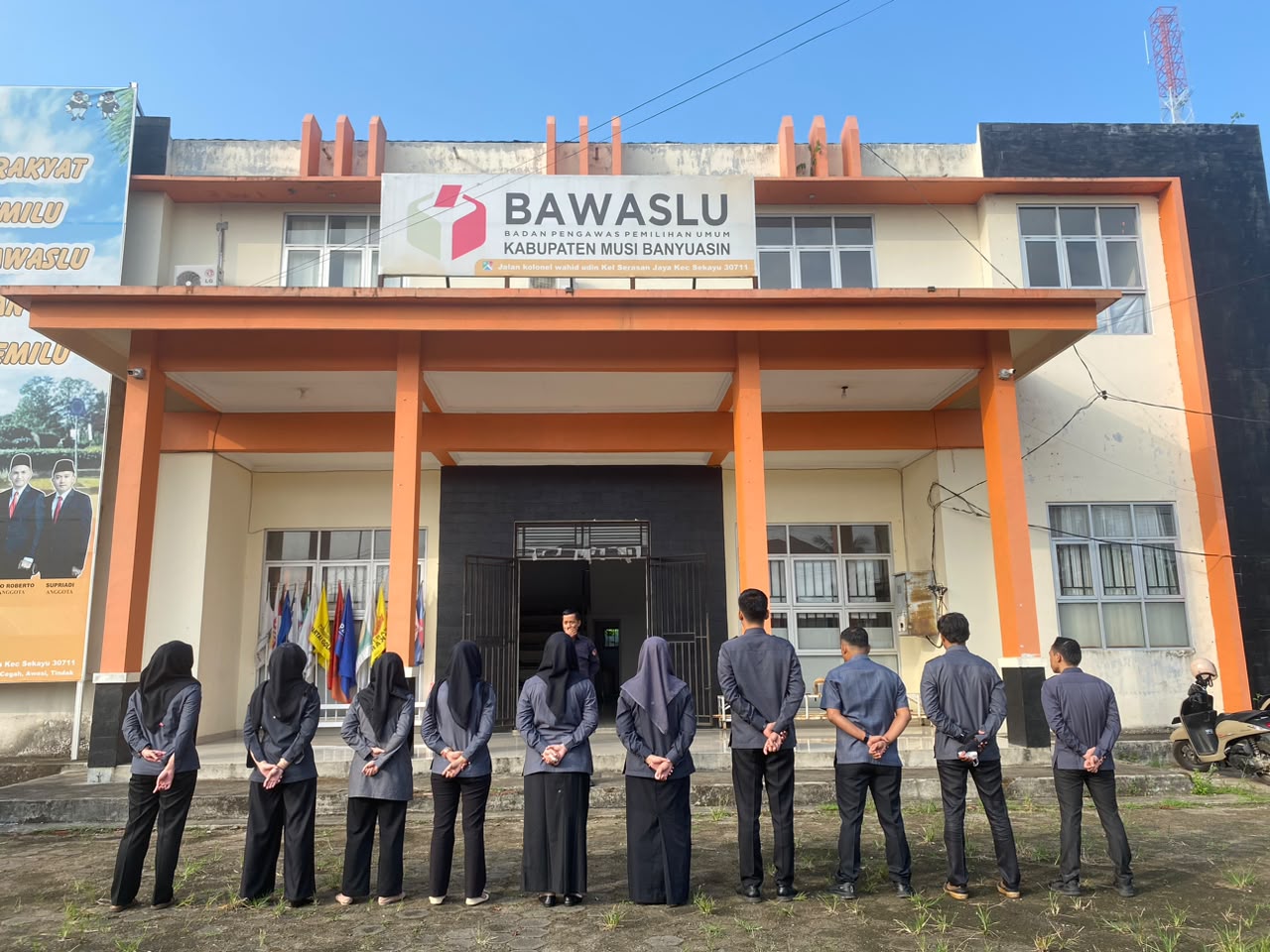 Abdul Jalal selaku Kepala Sekretariat bersama jajaran staf sekretariat Bawaslu Kabupaten Musi Banyuasin melaksanakan Apel Senin Pagi Rutin di Kantor Bawaslu Kabupaten Musi Banyuasin pada Senin (22/06/2026).