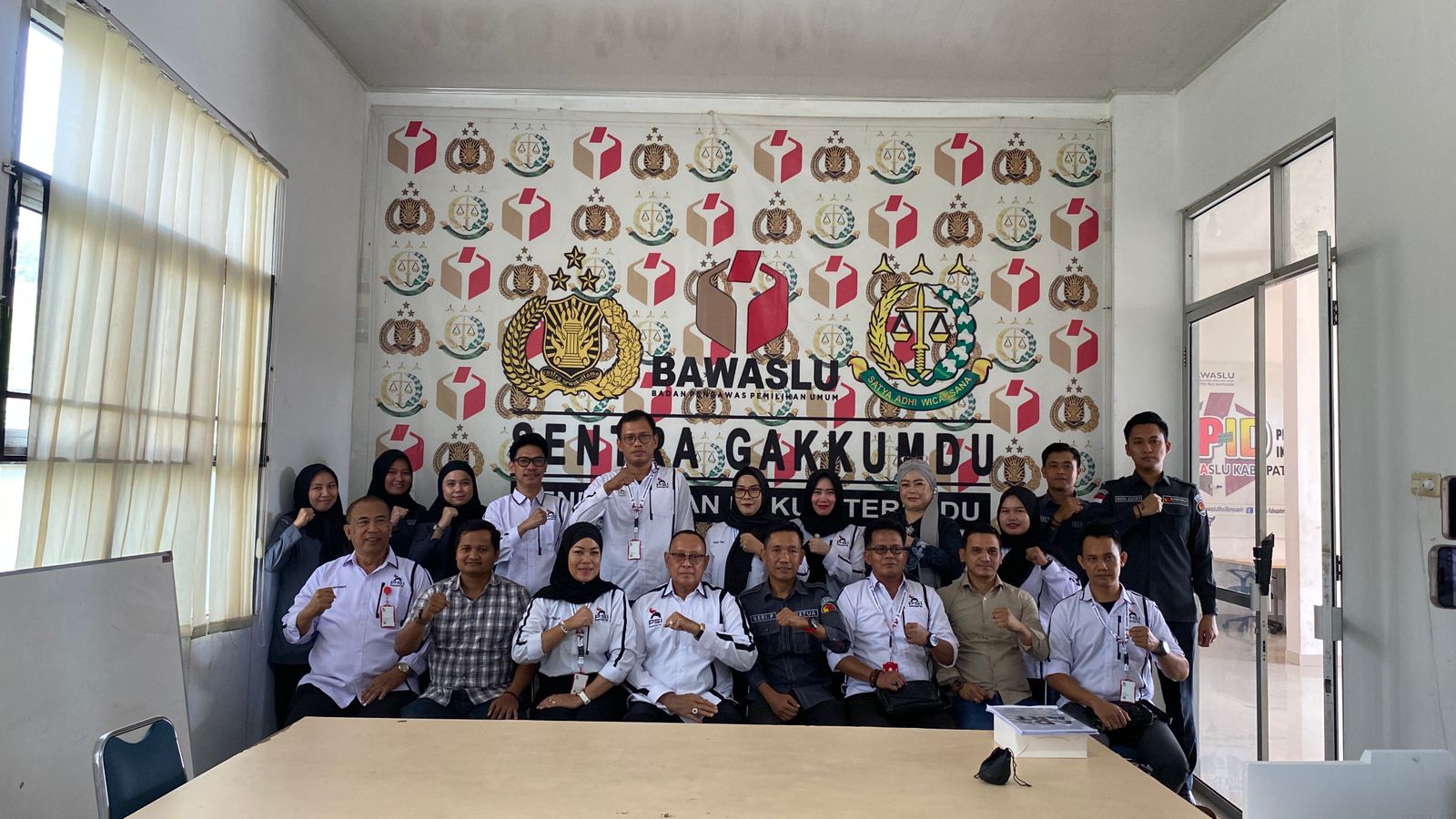 Foto bersama antara PSI dan Bawaslu Kabupaten Musi Banyuasin pada Senin (29/06/2026).