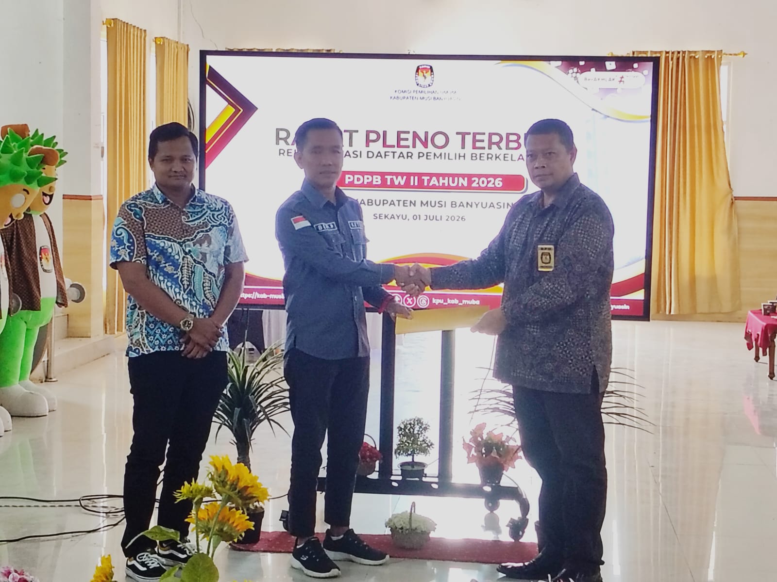 Penyerahan Berita Acara Rekapitulasi Daftar Pemilih Berkelanjutan Triwulan II Tahun 2026 oleh KPU Kabupaten Musi Banyuasin kepada Bawaslu Kabupaten Musi Banyuasin
