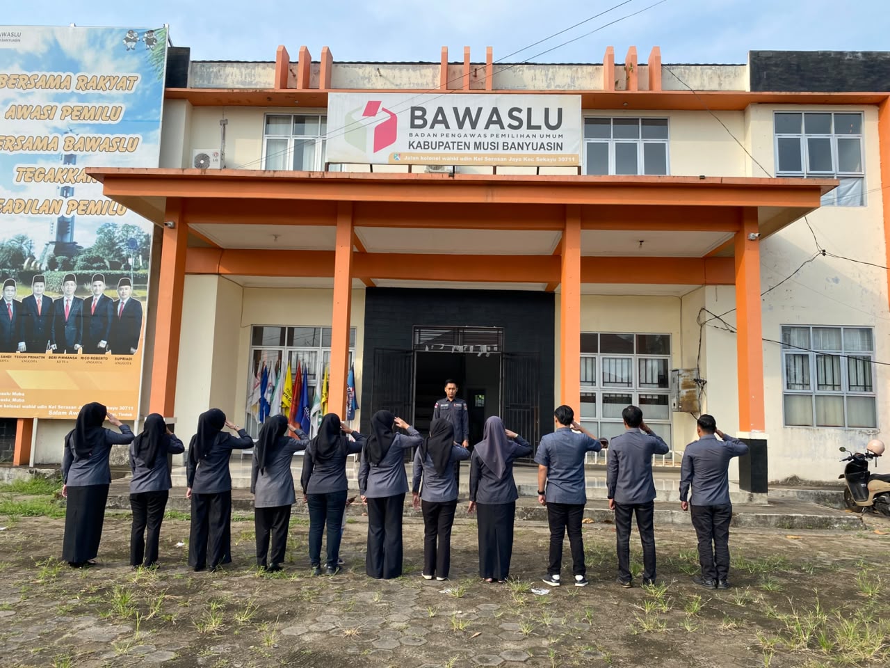 Kasubbag Pengawasan Pemilu dan Humas, Mohammad Lucky Novriansyah membina Kegiatan Apel Senin Pagi Rutin di Kantor Bawaslu Kabupaten Musi Banyuasin.