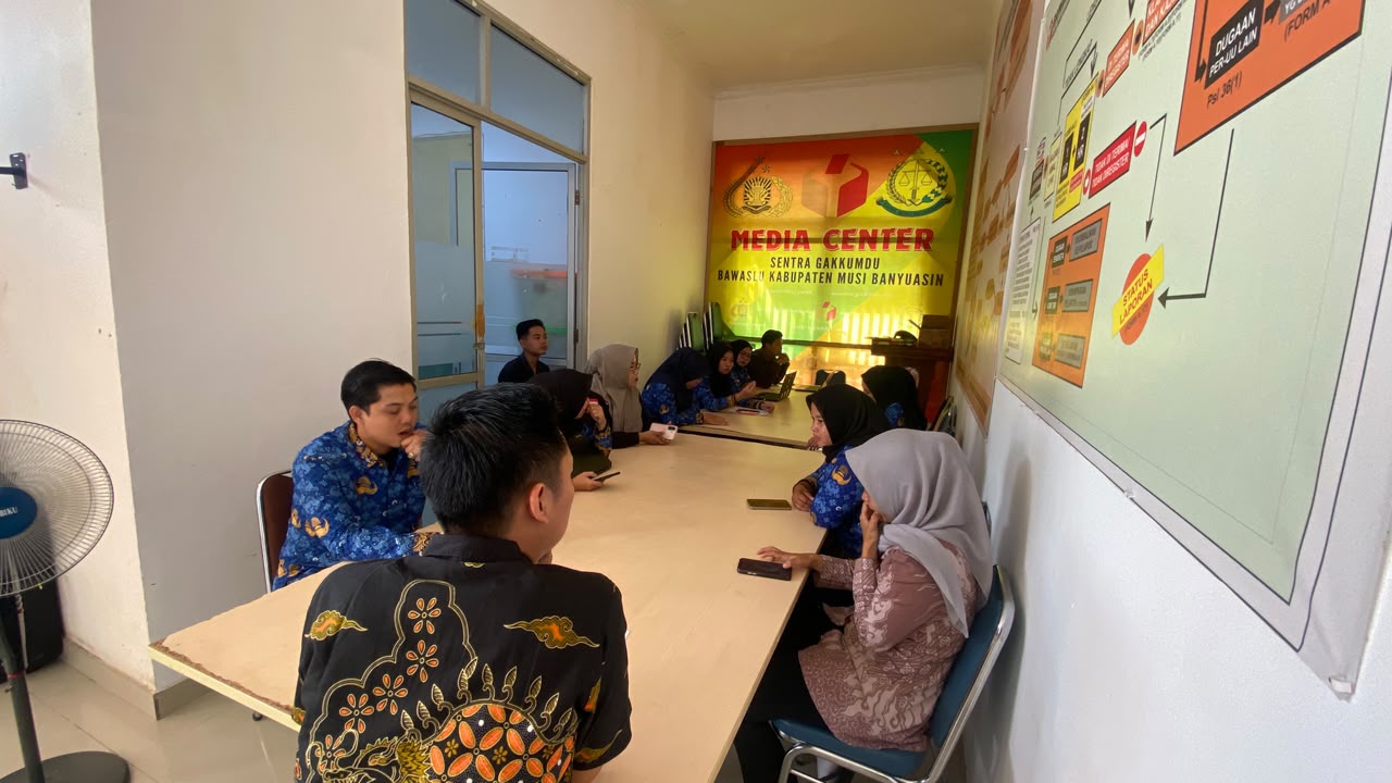 Rapat Koordinasi Internal Bawaslu Kabupaten Musi Banyuasin yang dipimpin oleh Kasubbag Pengawasan Pemilu dan Humas, Mohammad Lucky Novriansyah dan diikuti oleh jajaran staf sekretariat pada Kamis (16/07/2026).