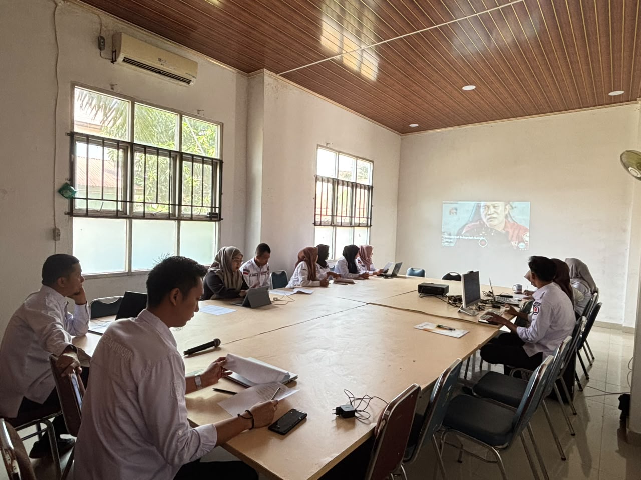 Rapat persiapan dan koordinasi untuk kegiatan Bawaslu Membelajarkan di Ruang Rapat Bawaslu Kabupaten Musi Banyuasin