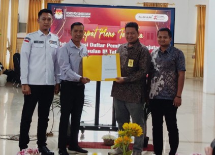 Penyerahan Berita Acara dari Ketua KPU Kabupaten Musi Banyuasin ke Ketua Bawaslu Kabupaten Musi Banyuasin didampingi oleh Kordiv Pencegahan Partisipasi Masyarakat dan Humas dan Kasubbag Pengawasan Pemilu dan Humas 