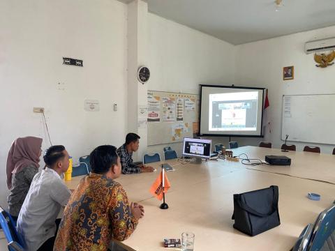 Staf Bawaslu Kabupaten Musi Banyuasin mengikuti Zoom HUT Bawaslu.