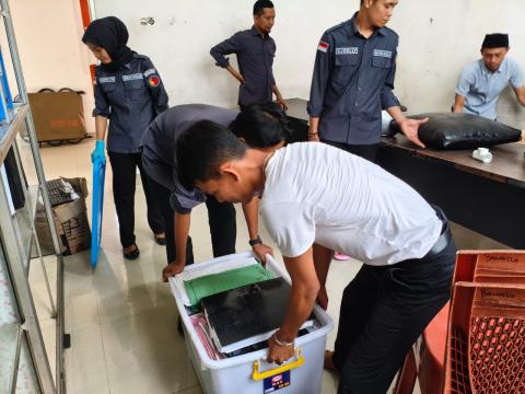 Jajaran Sekretariat Bawaslu Kabupaten Musi Banyuasin melakukan penyortiran barang-barang yang sudah tidak digunakan.