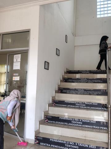 Gotong royong di dalam kantor Bawaslu Kabupaten Musi Banyuasin