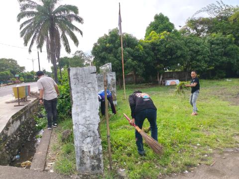 Gotong royong di halaman Bawaslu Kabupaten Musi Banyuasin