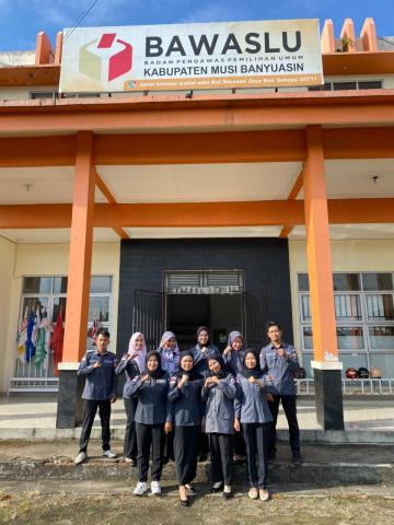 Foto bersama setelah apel senin pagi rutin di Kantor Bawaslu Kabupaten Musi Banyuasin.