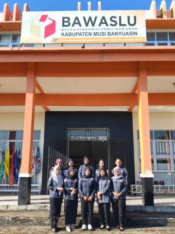 Foto bersama setelah apel senin pagi rutin.