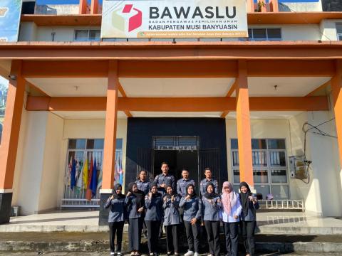 Foto bersama setelah pelaksanaan kegiatan apel senin pagi rutin di Kantor Bawaslu Kabupaten Musi Banyuasin. 