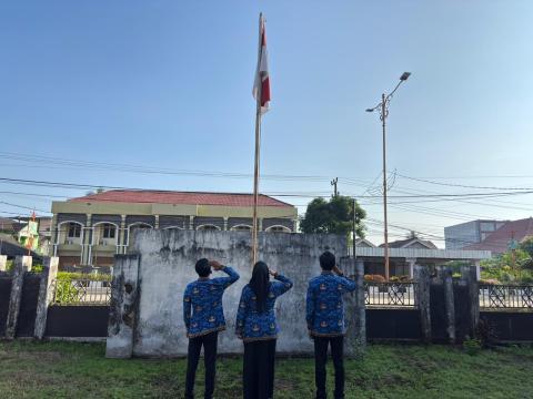 Pengibaran Bendera Merah Putih oleh petugas upacara Bawaslu Kabupaten Musi Banyuasin