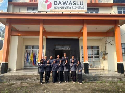 Foto bersama setelah apel senin pagi rutin di Kantor Bawaslu Kabupaten Musi Banyuasin