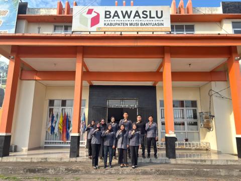 Foto bersama setelah apel senin pagi rutin di Kantor Bawaslu Kabupaten Musi Banyuasin.