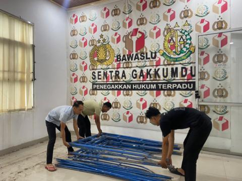 Pembersihan material sisa pascarenovasi pada area ruang rapat Bawaslu Kabupaten Musi Banyuasin.