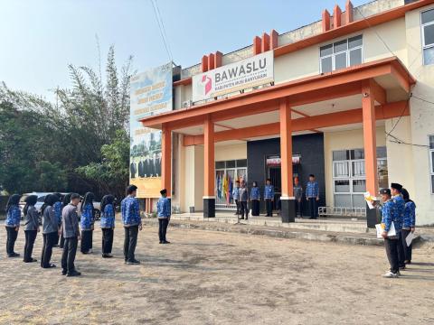 Pelaksanaan Upacara Bendera memperingati Hari Kemerdekaan Indonesia di Kantor Bawaslu Kabupaten Musi Banyuasin