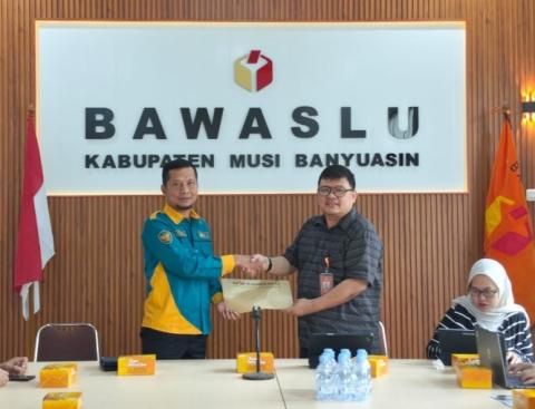 Abdul Jalal selaku Kepala Sekretariat Bawaslu Kabupaten Musi Banyuasin menyambut dan menerima kedatangan tim audit yang diwakili oleh Pirgok selaku Pengendali Mutu pada Selasa, (22/09/2026).