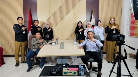 Foto bersama Bawaslu dan KPU Kabupaten Musi Banyuasin setelah take video podcast