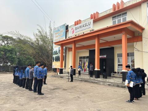 Upacara memperingati Hari Kebangkitan Pancasila di Kantor Bawaslu Kabupaten Musi Banyuasin pada Hari Kamis (01/10/2026)