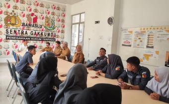 Ketua Bawaslu Muba, Beri Pirmansa bersama jajaran sekretariat menyambut kedatangan PNS yang diperbantukan oleh Pemda Musi Banyuasin pada Senin (23/02/2026).