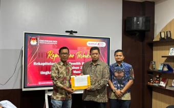 Ketua dan Anggota Bawaslu Kabupaten Musi Banyuasin, Beri Pirmansa dan Teguh Prihatin bersama Ketua KPU Kabupaten Musi Banyuasin, M. SIgit Nugroho di Kantor KPU Musi Banyuasin pada hari Kamis, (02/04/2026).