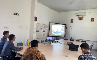 Beri Pirmansa dan jajaran staf mengikuti zoom HUT Bawaslu ke-18 di Kantor Bawaslu Kabupaten Musi Banyuasin, pada Kamis, (09/04/2026).