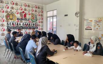 Kepala Sekretriat dan Jajaran dalam briefing bulanan di Kantor Bawaslu Kabupaten Musi Banyuasin pada Hari Senin, (06/04/2026).