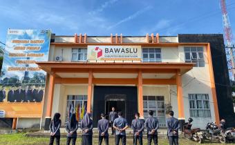 Mohammad Lucky Novriansyah bertindak selaku pembina apel bersama Jajaran Staf Bawaslu Kabupaten Musi Banyuasin pada Hari Senin (13/04/2026).