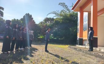 Endah Kusuma Wardhani selaku Kasubbag Administrasi bersama jajaran staf sekretariat di Kantor Bawaslu Kabupaten Musi Banyuasin pada Senin (27/04/2026).