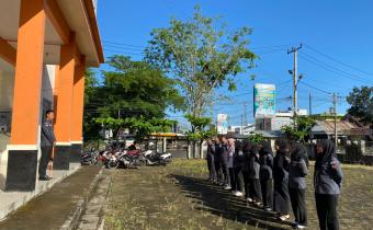 Apel Senin Pagi Rutin dilaksanakan oleh Mohommad Lucky Novriansyah selaku Kasubbag Pengawasan Pemilu dan Humas bersama seluruh jajaran staf Sekretariat Bawaslu Kabupaten Musi Banyuasin pada Hari Senin (18/05/2026).