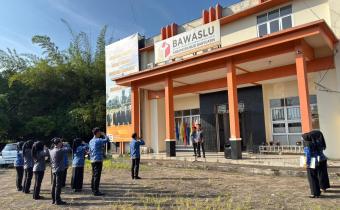 Pelaksanaan Upacara Peringatan Hari Lahir Pancasila di Kantor Bawaslu Kabupaten Musi Banyuasin pada Senin (01/06/2026). 