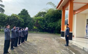 Apel Pagi Rutin Kasubbag Pengawasan Pemilu dan Humas bersama jajaran staf Sekretariat Bawaslu Kabupaten Musi Banyuasin pada Hari Senin (15/06/2026) di Kantor Bawaslu Kabupaten Musi Banyuasin. 