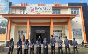 Abdul Jalal selaku Kepala Sekretariat bersama jajaran staf sekretariat Bawaslu Kabupaten Musi Banyuasin melaksanakan Apel Senin Pagi Rutin di Kantor Bawaslu Kabupaten Musi Banyuasin pada Senin (22/06/2026).