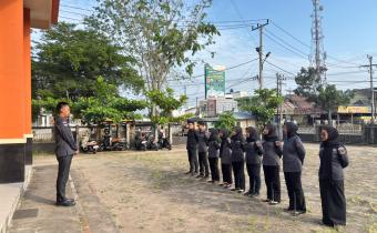 Kasubbag Pengawasan Pemilu dan Humas melaksanakan Apel Senin Pagi Rutin di Kantor Bawaslu Kabupaten Musi Banyuasin pada Hari Senin (06/07/2026).