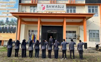 Kasubbag Pengawasan Pemilu dan Humas, Mohammad Lucky Novriansyah membina Kegiatan Apel Senin Pagi Rutin di Kantor Bawaslu Kabupaten Musi Banyuasin.