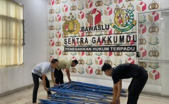 Pembersihan material sisa pascarenovasi pada area ruang rapat Bawaslu Kabupaten Musi Banyuasin.