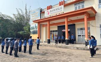 Pelaksanaan Upacara Bendera memperingati Hari Kemerdekaan Indonesia di Kantor Bawaslu Kabupaten Musi Banyuasin