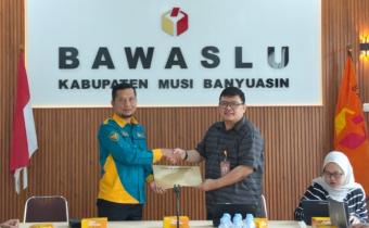 Abdul Jalal selaku Kepala Sekretariat Bawaslu Kabupaten Musi Banyuasin menyambut dan menerima kedatangan tim audit yang diwakili oleh Pirgok selaku Pengendali Mutu pada Selasa, (22/09/2026).