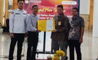 Penyerahan Berita Acara dari Ketua KPU Kabupaten Musi Banyuasin ke Ketua Bawaslu Kabupaten Musi Banyuasin didampingi oleh Kordiv Pencegahan Partisipasi Masyarakat dan Humas dan Kasubbag Pengawasan Pemilu dan Humas 