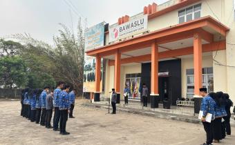 Upacara memperingati Hari Kebangkitan Pancasila di Kantor Bawaslu Kabupaten Musi Banyuasin pada Hari Kamis (01/10/2026)