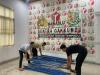 Pembersihan material sisa pascarenovasi pada area ruang rapat Bawaslu Kabupaten Musi Banyuasin.